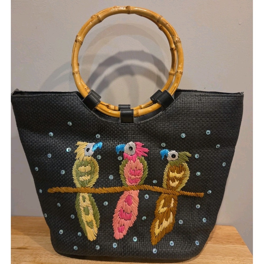 Vntg black straw handbag featuring embroidered parrots and bamboo ring handles